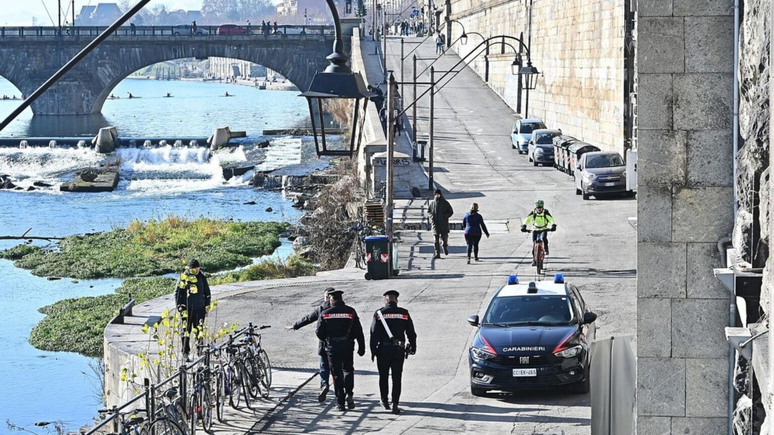 Torino, bici lanciata dai Murazzi