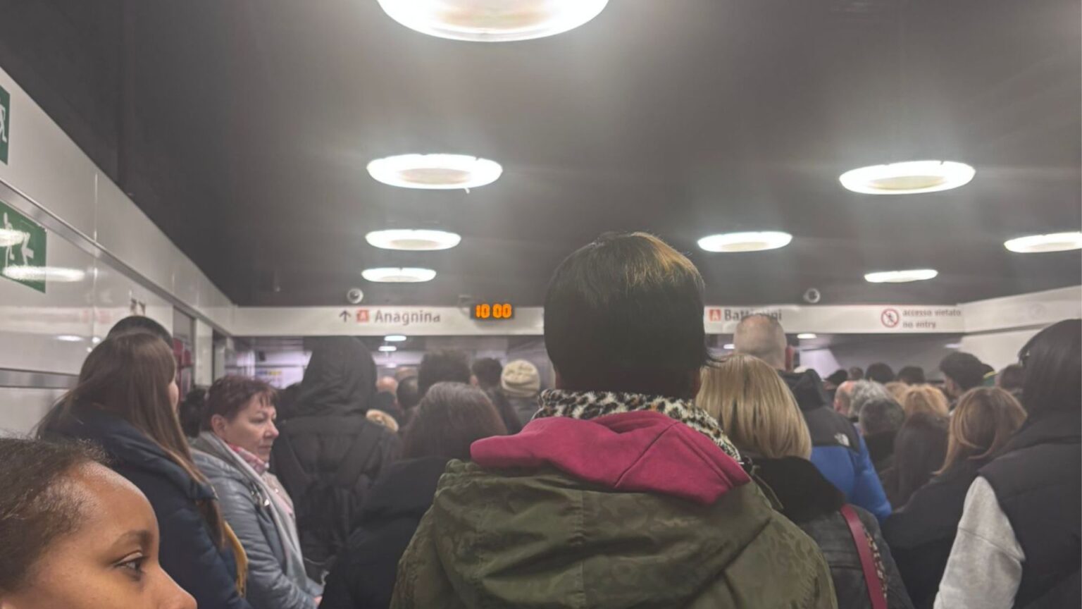 Roma, persona colpita da un malore a Termini: bloccata la metro A