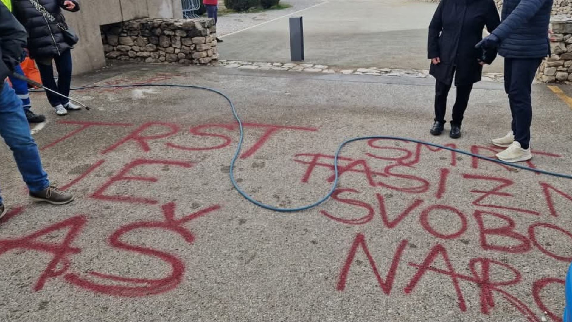 Basovizza, vandalizzata la Foiba. La Russa: “Combattere il negazionismo della verità storica”