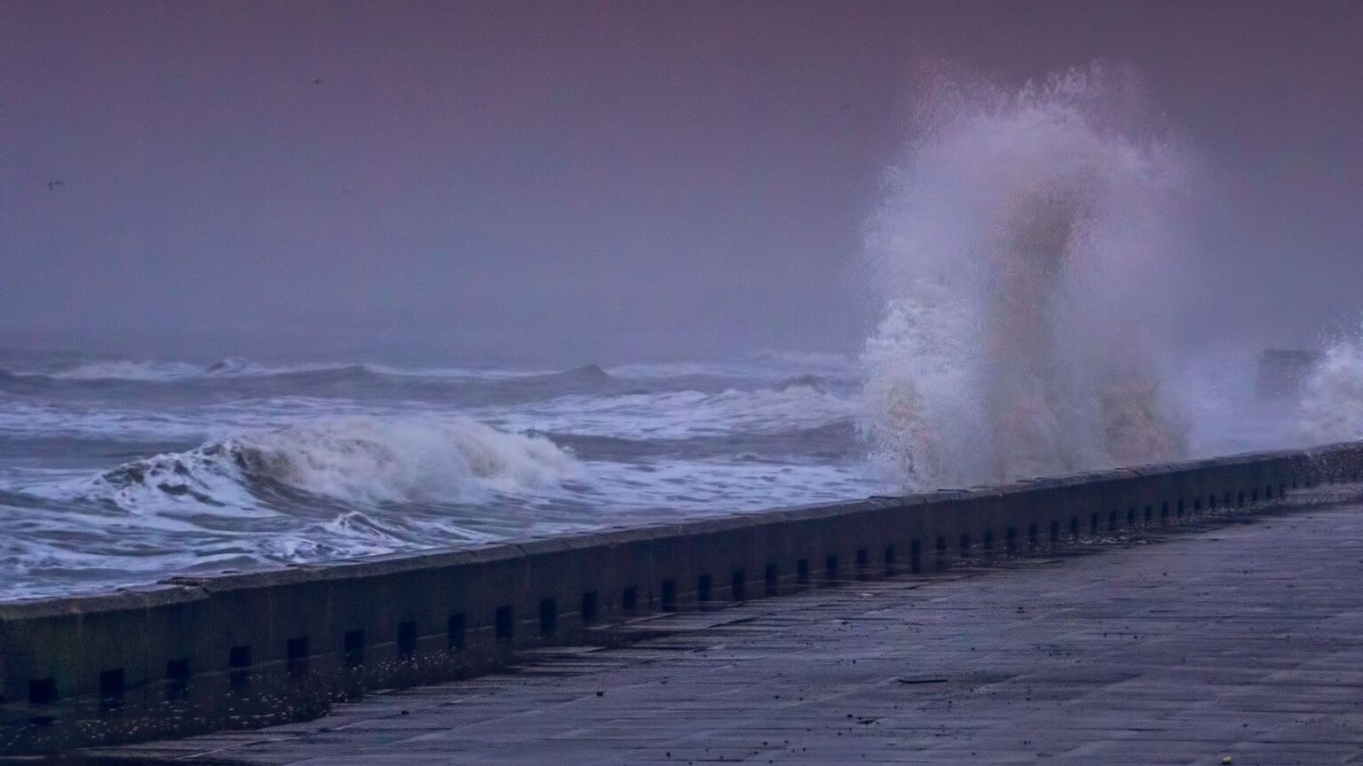 Bomba d'acqua in Toscana: mare in tempesta, allagamenti e frane