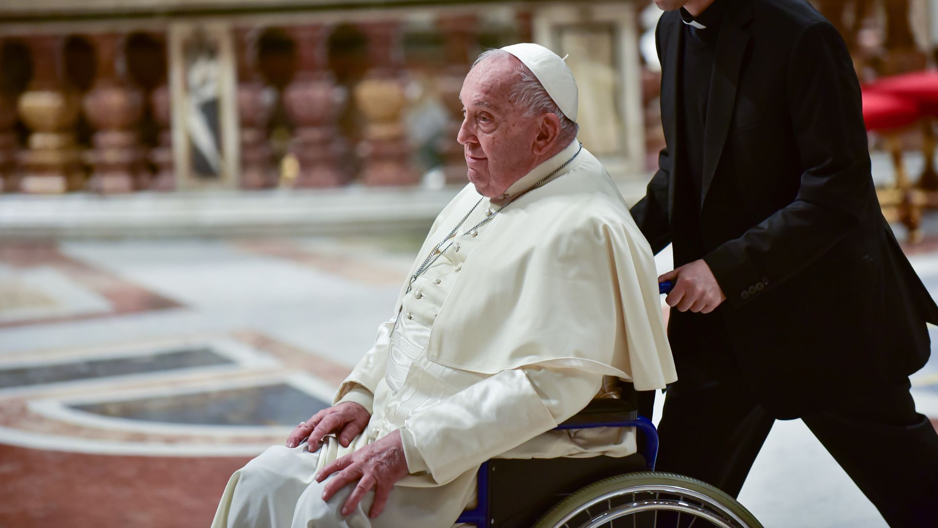 Papa Francesco, il ricovero al Gemelli, l’infezione alle vie respiratorie: come sta