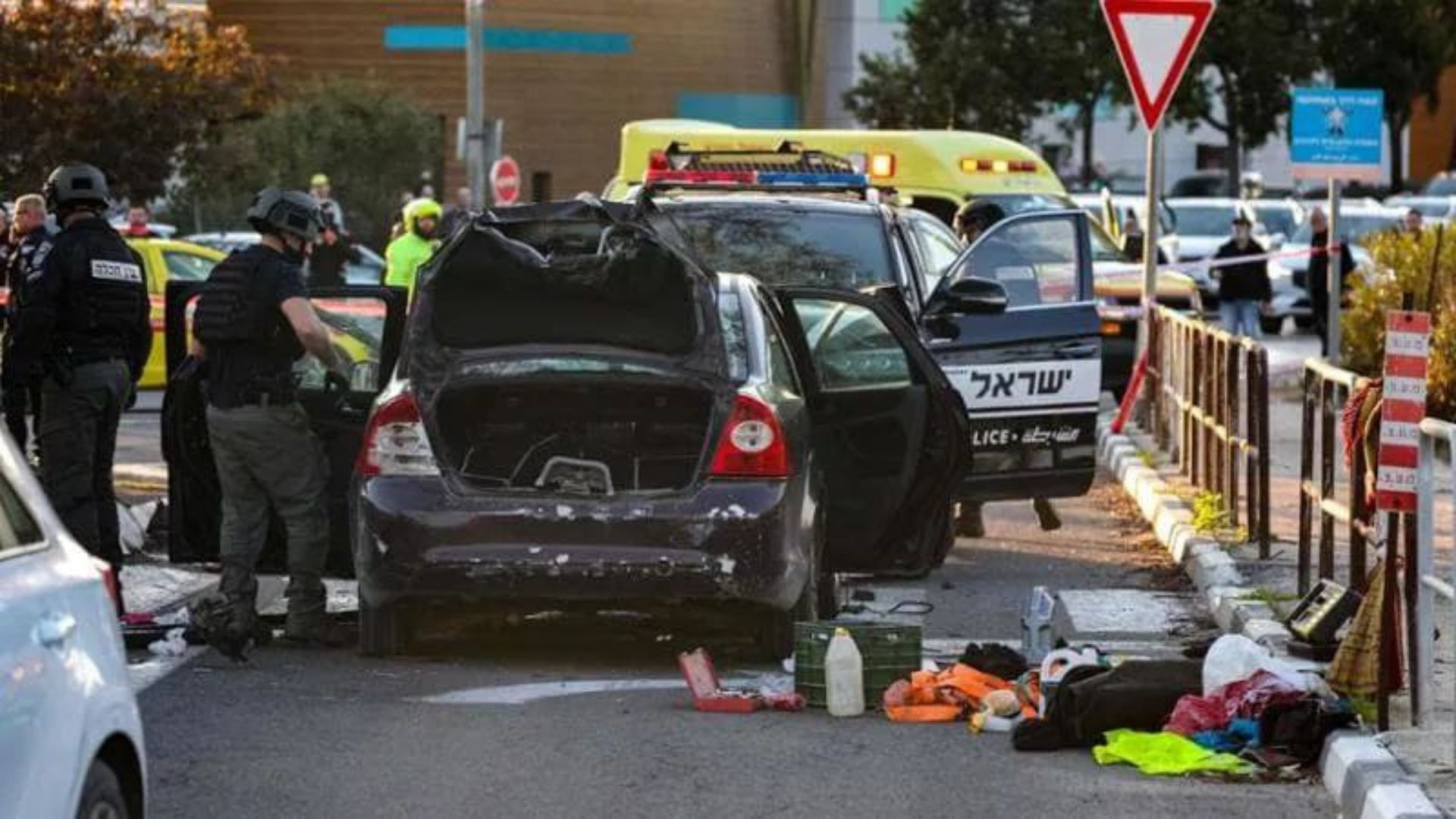 Israele, auto travolge pedoni ad Haifa: ferite 10 persone e ucciso il conducente. “Presunto attacco terroristico”