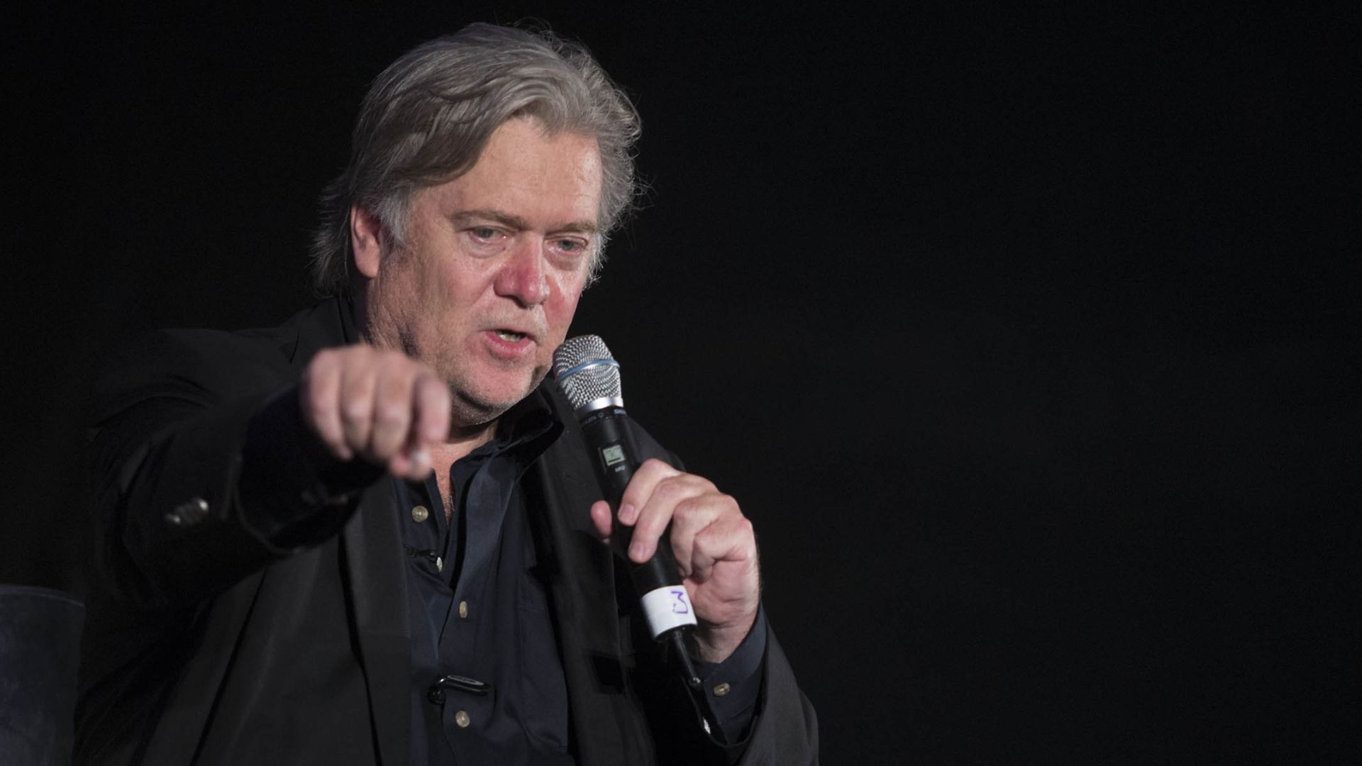 Usa, Bannon e il presunto saluto nazista alla convention dei conservatori: Bardella cancella il suo intervento | VIDEO