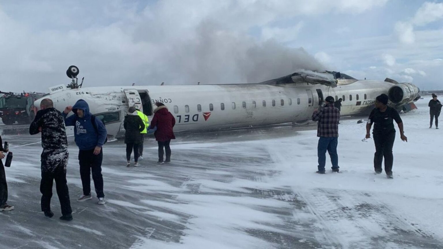 Toronto, aereo si capovolge sulla pista