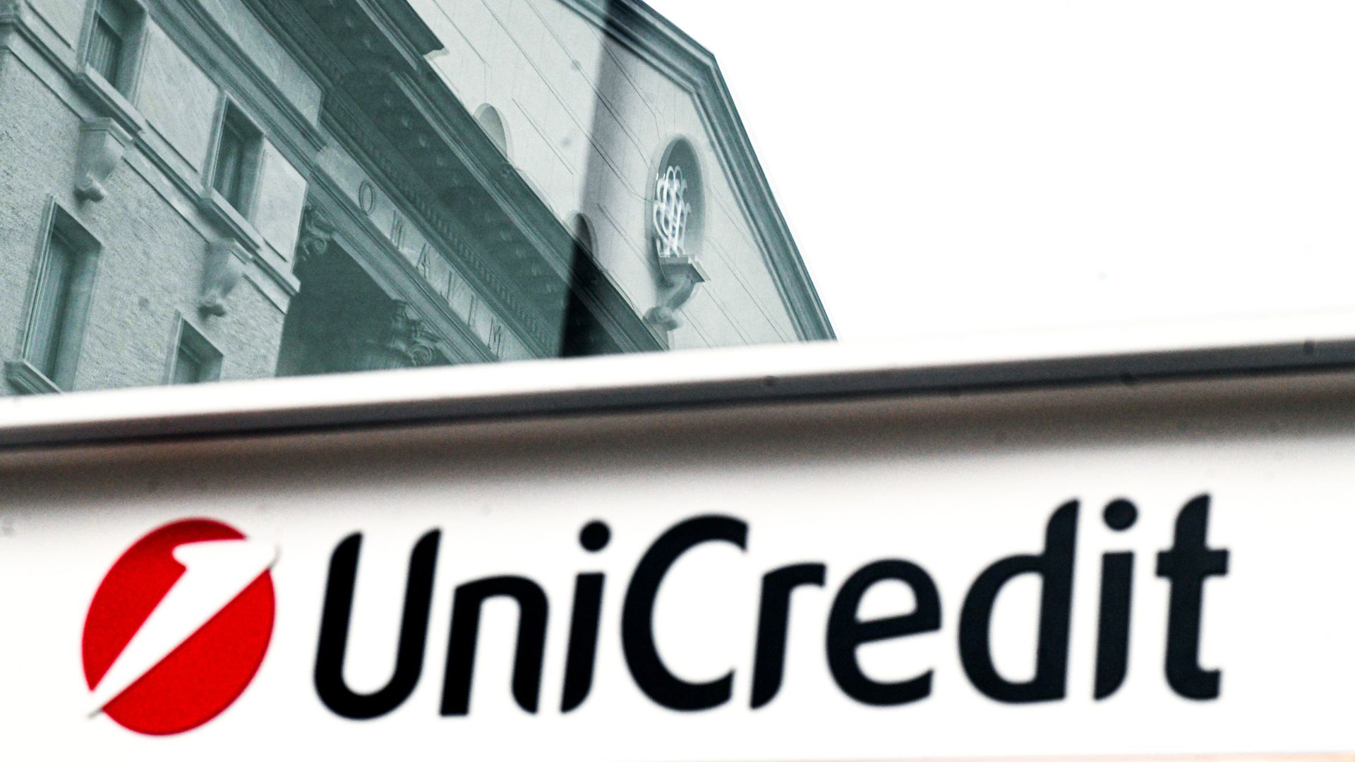 Unicredit annuncia di possedere il 4,1% di Generali ma nega “interessi strategici”: cosa succede