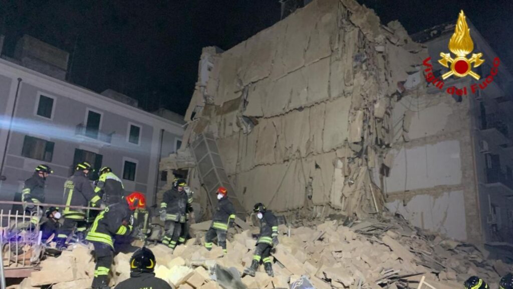 Bari, crollo edificio