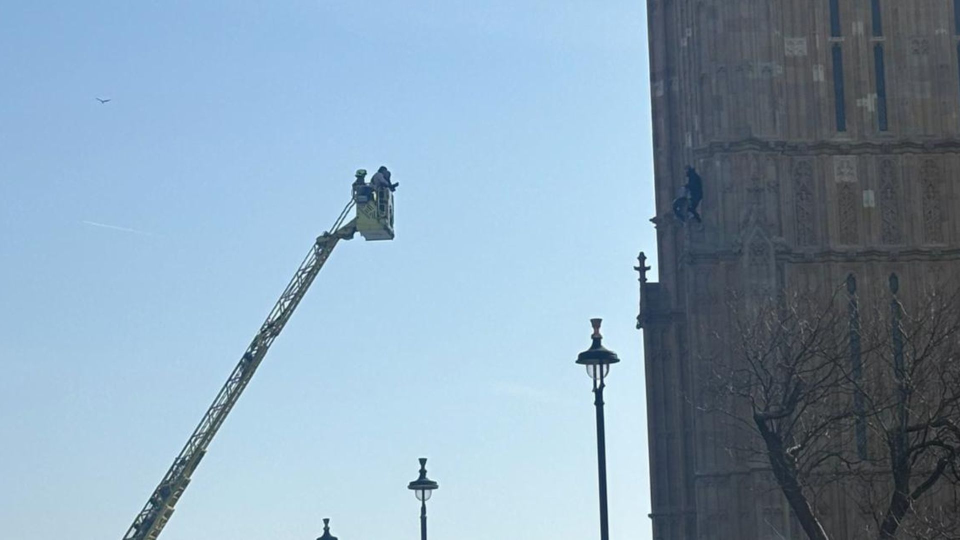 Londra, uomo scala il Big Ben