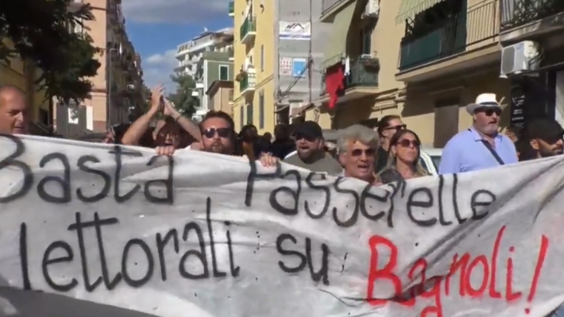 Campi Flegrei, momenti di tensione durante il corteo: “Non vogliamo contare i morti” | VIDEO