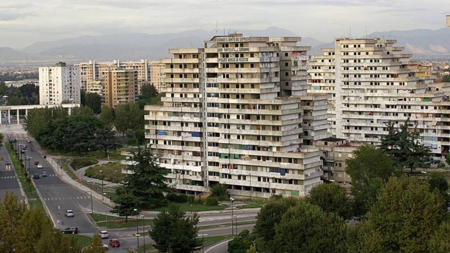 Napoli Vela Gialla di Scampia in demolizione