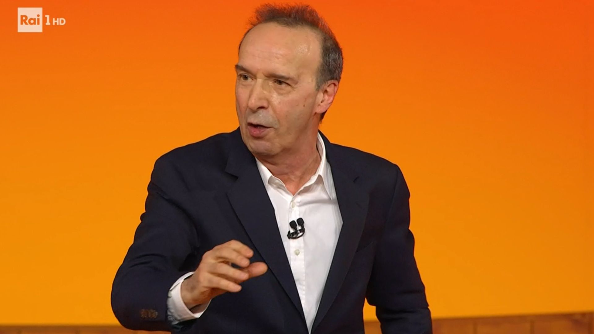 Roberto Benigni elogia l’Europa e il manifesto di Ventotene; sui giovani: “Siete voi la novità dell’Unione Europea”