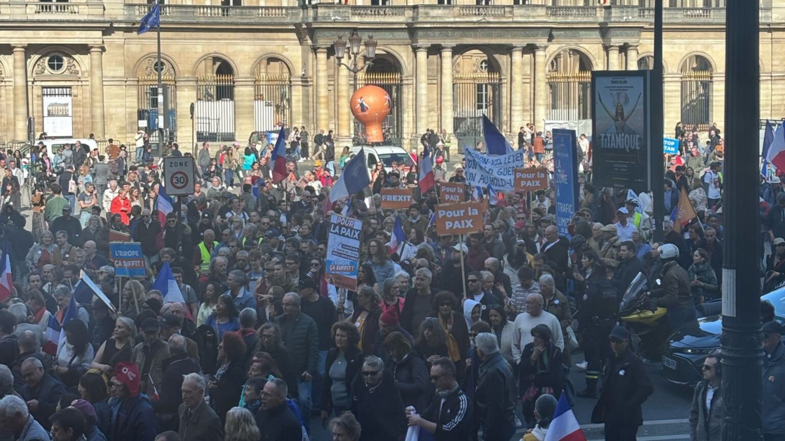 Francia, proteste Frexit fuori il Louvre