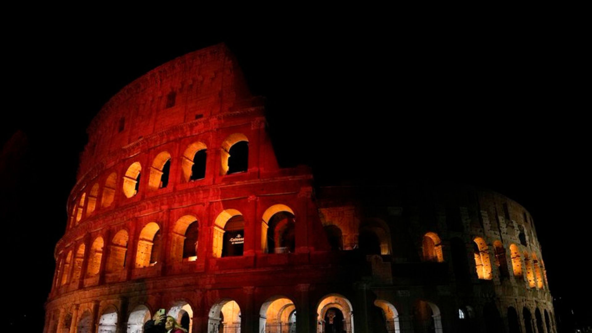 Roma, violenta rissa si scatena davanti al Colosseo: ferito un 17enne, non è in pericolo di vita