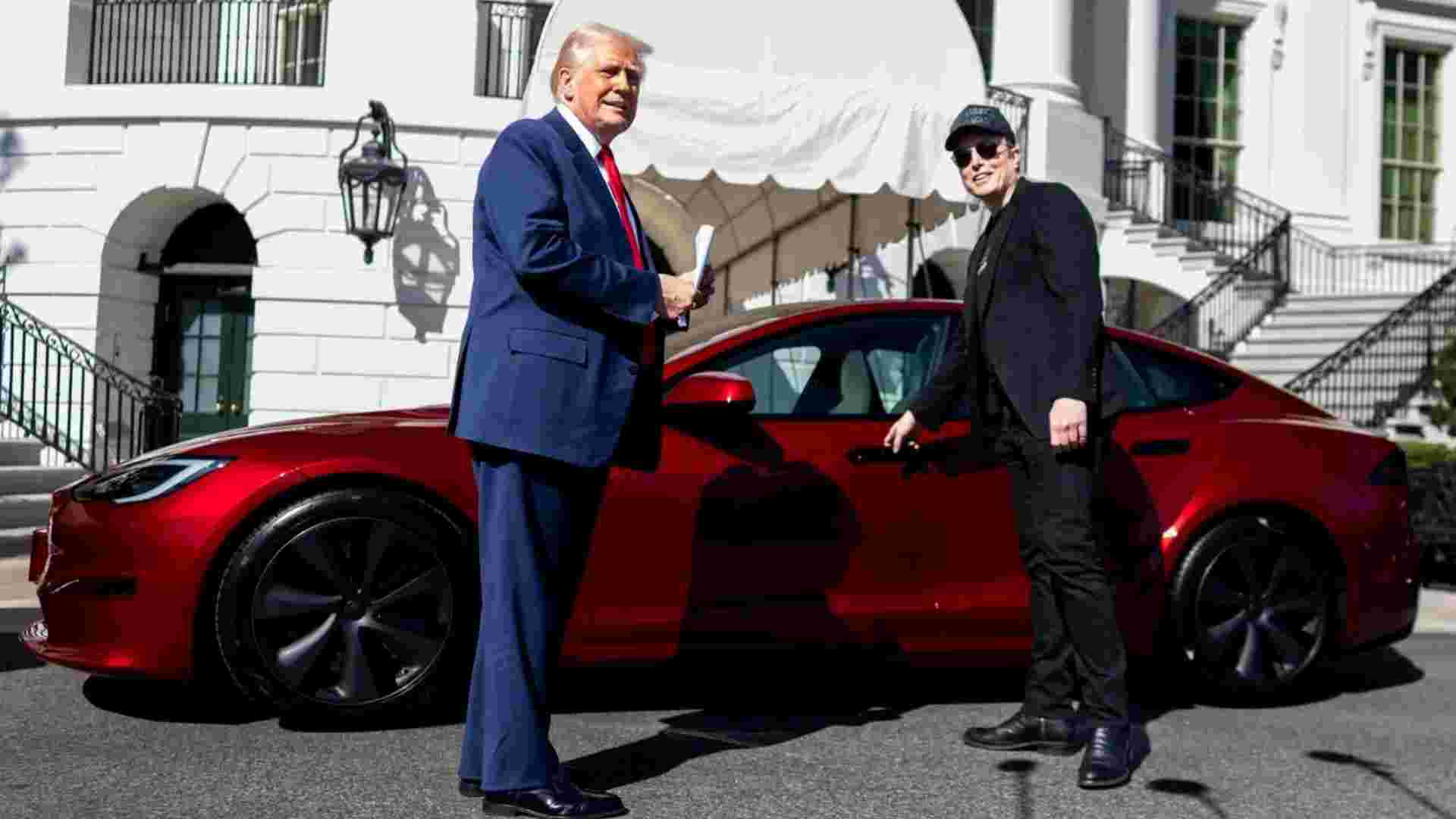 Trump sostiene Musk dopo il crollo in borsa: il presidente compra una Tesla