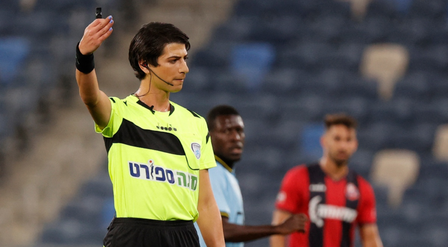 sapir berman, prima arbitra transgender in campo internazionale